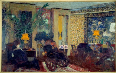 Il salotto con tre lampade St. Florentine. Interno di un salotto in un appartamento. Al centro un uomo siede su una sedia a dondolo. Dipinto di Edouard Vuillard (1868-1940)