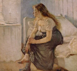 Ragazza seduta sulla sponda del letto