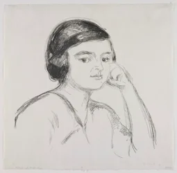 Giovane donna con la mano sulla guancia