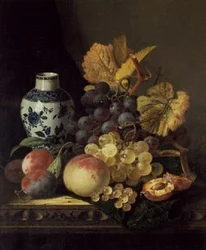 Uva, pesche, prugne e ribes con un vaso blu e bianco