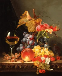 Uva, prugne, ribes bianco, fragole con vino su una mensola di legno