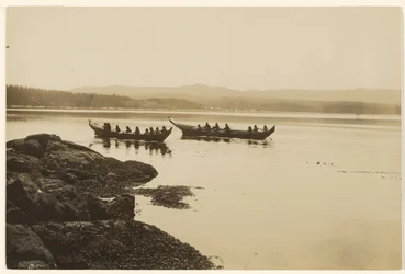 [I guerrieri, giovani e anziani, vararono le loro canoe]