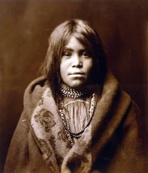 Una ragazza Apache, c. 1903, foto di Edward S. Curtis