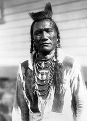 Bird Rattle, uomo indiano, c. 1910, foto Edward S. Curtis