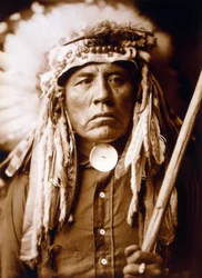Curley, uomo Apsaroke, con copricapo, c. 1905, foto Edward S. Curtis