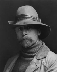 Edward S. Curtis (1868-1952) fotografo americano che lavorò sotto il patrocinio di John Pierpont Morgan, interessato agli indiani e pubblicò una sorta di enciclopedia su di loro ("The North American Indian")
