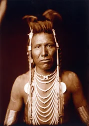 Guerriero indiano: Ben Long Ear c. 1905, foto Edward S. Curtis