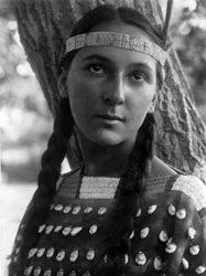 Lucille, donna Dakota, c. 1908, foto di Edward S. Curtis