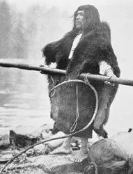 Indiano Nootka con arpione da baleniera, c.1900 (foto in b/n)