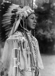 Giovane in costume da festa, Umatilla, c. 1910, foto di Edward S. Curtis