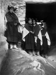 Giovani indiani Hopi nel villaggio di Walpi (Arizona)