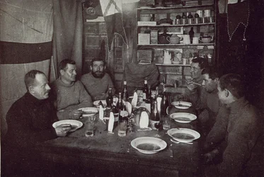 Gli uomini, cena del giorno di metà inverno, Spedizione Antartica Britannica, Cape Evans, 22 giugno 1912