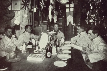 Gli ufficiali, cena del giorno di mezza estate, spedizione antartica britannica, Cape Evans, 22 giugno 1912