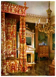 Letto della regina Anna, cassettone su un supporto e un candelabro di legno, 1910