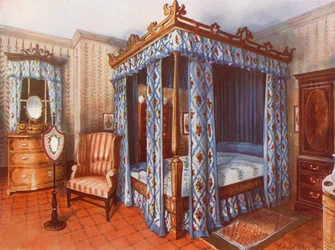 Una camera da letto Hepplewhite. Letto in legno satinato intarsiato con tende di chintz. Cassettiera in legno satinato intarsiato e armadio in mogano