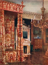Letto della regina Anna. Cassettiera su supporto. Candelabro in legno