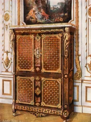 Secretaire Verticale in Parqueterie di Vari Legni, con Rosette Montate in Ormolu, ecc.
