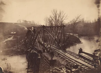 Parte del Corpo di Costruzione che costruisce un nuovo ponte militare a traliccio attraverso Bull Run, aprile 1863