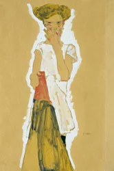Ragazza in piedi con sottoveste bianca