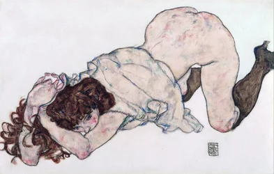Ragazza inginocchiata, appoggiata su entrambi i gomiti