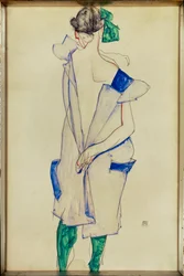 Ragazza in piedi con abito blu e calze verdi, vista posteriore (gouache, acquerello e matita)