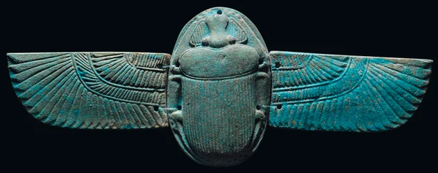Uno scarabeo alato in faience egiziana, c. 664-30 a.C.