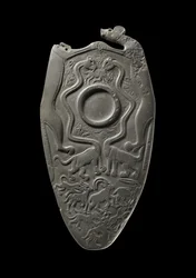 Tavolozza cerimoniale con un serbatoio per macinare il trucco per gli occhi, circondata da animali scolpiti, dal deposito principale, Hierakonpolis, egiziano, c.3000 a.C.