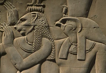 Dettaglio di un rilievo, pietra con Bastet e Horus