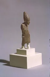 Figura di un re con la corona bianca dell