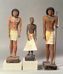 Tre statue di Metjetji, possibilmente da Saqqara, Antico Regno, tarda dinastia V all