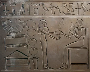 Dettaglio del rilievo con servo che mostra gioielli alla regina, dal Sarcofago della Regina Kawit, Tempio di Mentuhotep II, Deir el Bahari, Egitto