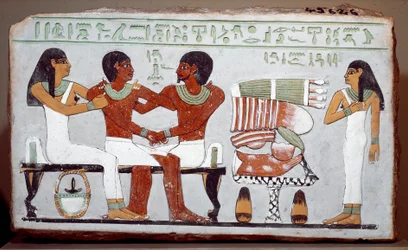 Antichità egizia: stele funeraria in calcare dipinto raffigurante la famiglia di Amenemhet (Amenemhat)