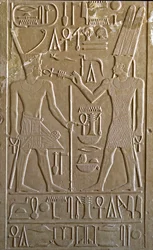 Antichità egizia: geroglifico che raffigura Sesostri I che riceve dalle mani di Amon RA i simboli della vita e della salute - cappella bianca del faraone Sesostri I (1962-1928 a.C.) XII dinastia, santuario costruito per rendere omaggio al dio Amon - museo 