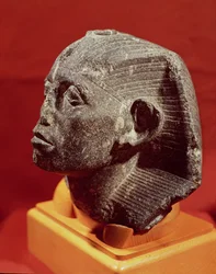 Testa di Sesostri III, da Medamud vicino a Karnak, Medio Regno, c.1862-43 a.C.