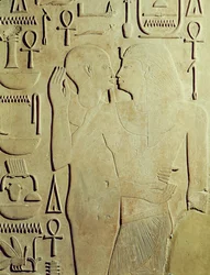 Sesostri I (regnò 1971-28 a.C.) abbracciato dal dio Ptah, rilievo dal tempio di Amon, Karnak