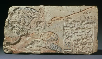 Un bacio, un rilievo della regina Nefertiti che bacia una delle sue figlie, da Hermopolis, Nuovo Regno, Periodo Amarna
