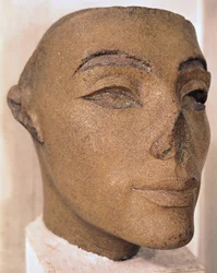 Testa reale, possibilmente di Nefertiti, da Menfi, Nuovo Regno