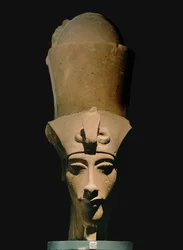 Amenhotep IV, con doppia corona ...