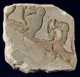 Amenofi IV (Akhenaton) con babbuini, Nuovo Regno (pietra dipinta)