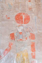 Bassorilievo del dio sole Ra, tempio di Hatshepsut a Deir Al Bahari, Luxor, Egitto