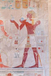 Bassorilievo raffigurante un faraone che fa offerte, tempio di Hatshepsut a Deir Al Bahari, Luxor, Egitto