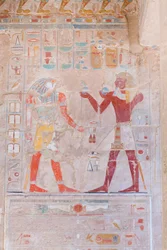 Bassorilievo raffigurante il faraone (a destra) che fa offerte al Dio Horus, tempio di Hatshepsut a Deir Al Bahari, Luxor, Egitto
