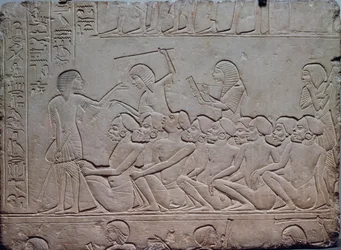 Prigionieri neri circondati da guardie armate, rilievo dalla tomba memfita di Horemheb a Saqqara