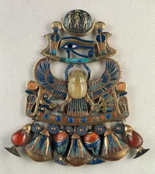 Pettorale con emblemi solari e lunari, dalla Tomba di Tutankhamon, Tebe, Egitto, Arte orafa, Civiltà egizia, Nuovo Regno, XVIII dinastia