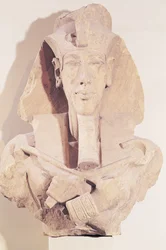 Busto di Amenofi IV (Akhenaton) dal Tempio di Amon, Karnak, Nuovo Regno, c.1353-1337 a.C. (arenaria)