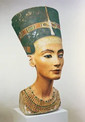 Busto della regina Nefertiti, dallo studio dello scultore Thutmose a Tell el-Amarna