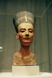 Busto della Regina Nefertiti, vista frontale, dallo studio dello scultore Thutmose a Tell el-Amarna
