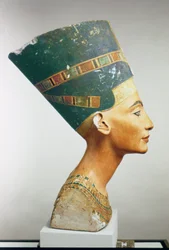 Busto della regina Nefertiti, vista laterale, dallo studio di Thutmose a Tell el-Amarna