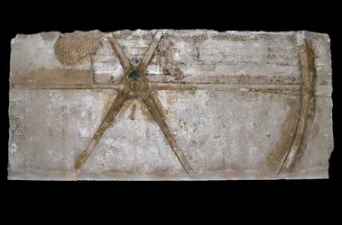 Blocco di calcare scolpito e dipinto con rappresentazione di una ruota di carro, 1353-35 a.C.