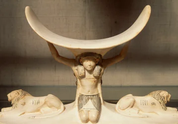 Poggiatesta in avorio scolpito sostenuto da Shu, personificazione dell